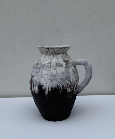 Uli single handled terracotta vase (black&white)